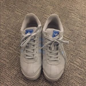 Adidas Samoa in a grey with blue stripe stripe sz8